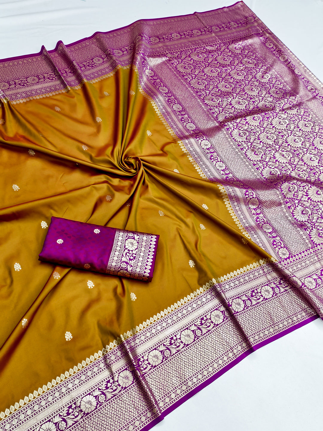 Women's Banarasi Silk Saree With Unstitched Blouse Piece