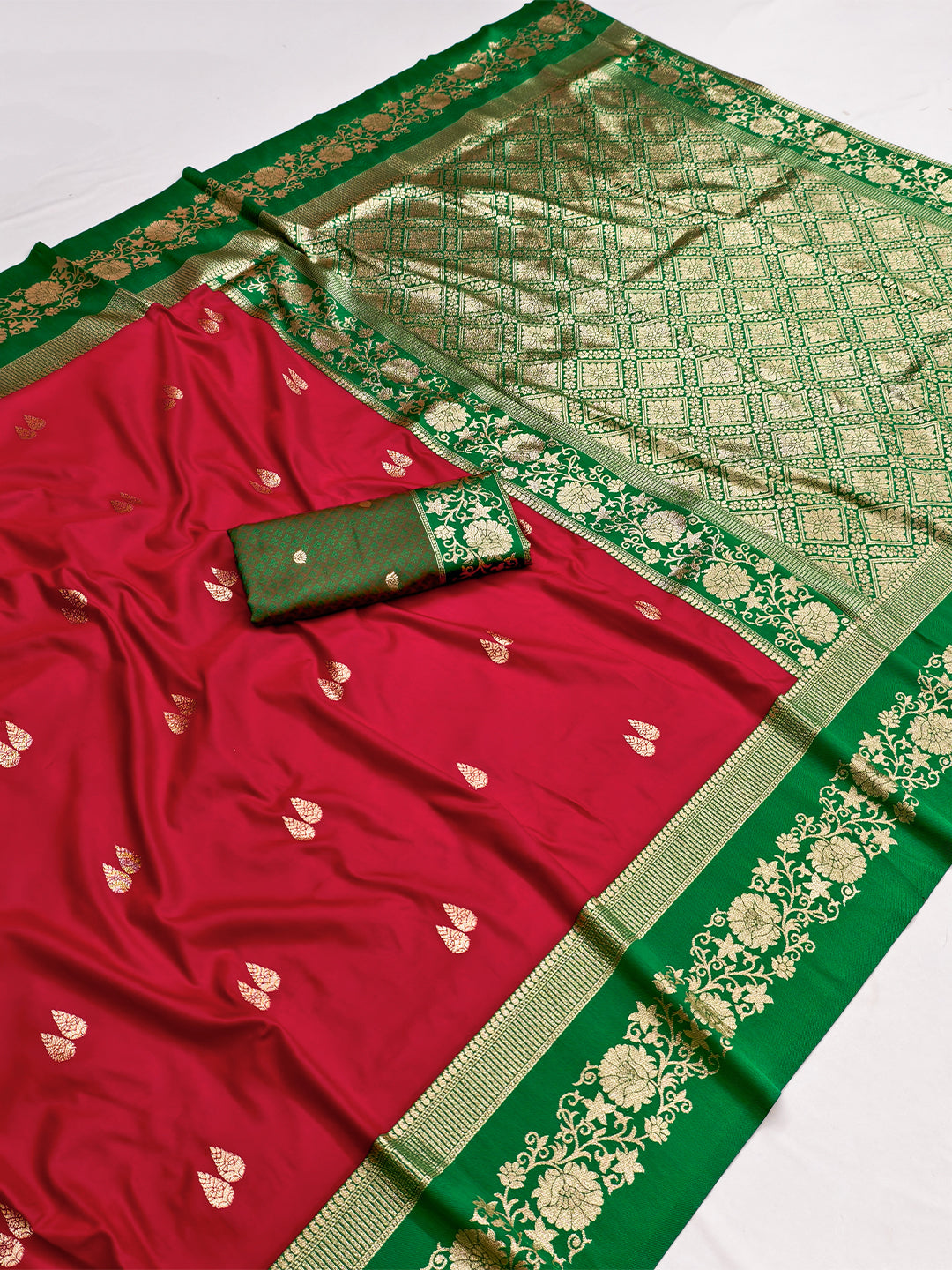Women's Banarasi Silk Saree With Unstitched Blouse Piece
