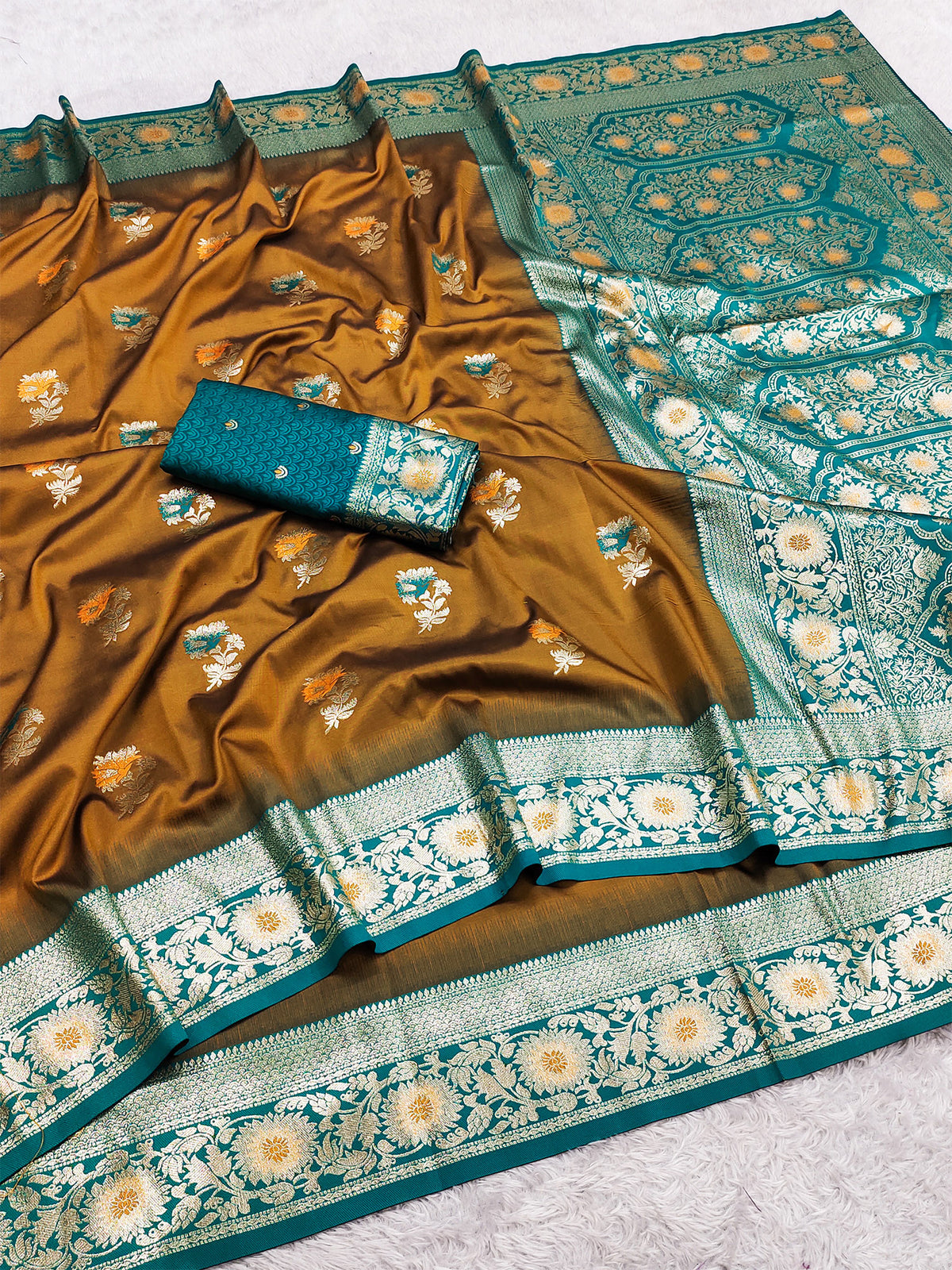 Women's Banarasi Silk Saree With Unstitched Blouse Piece