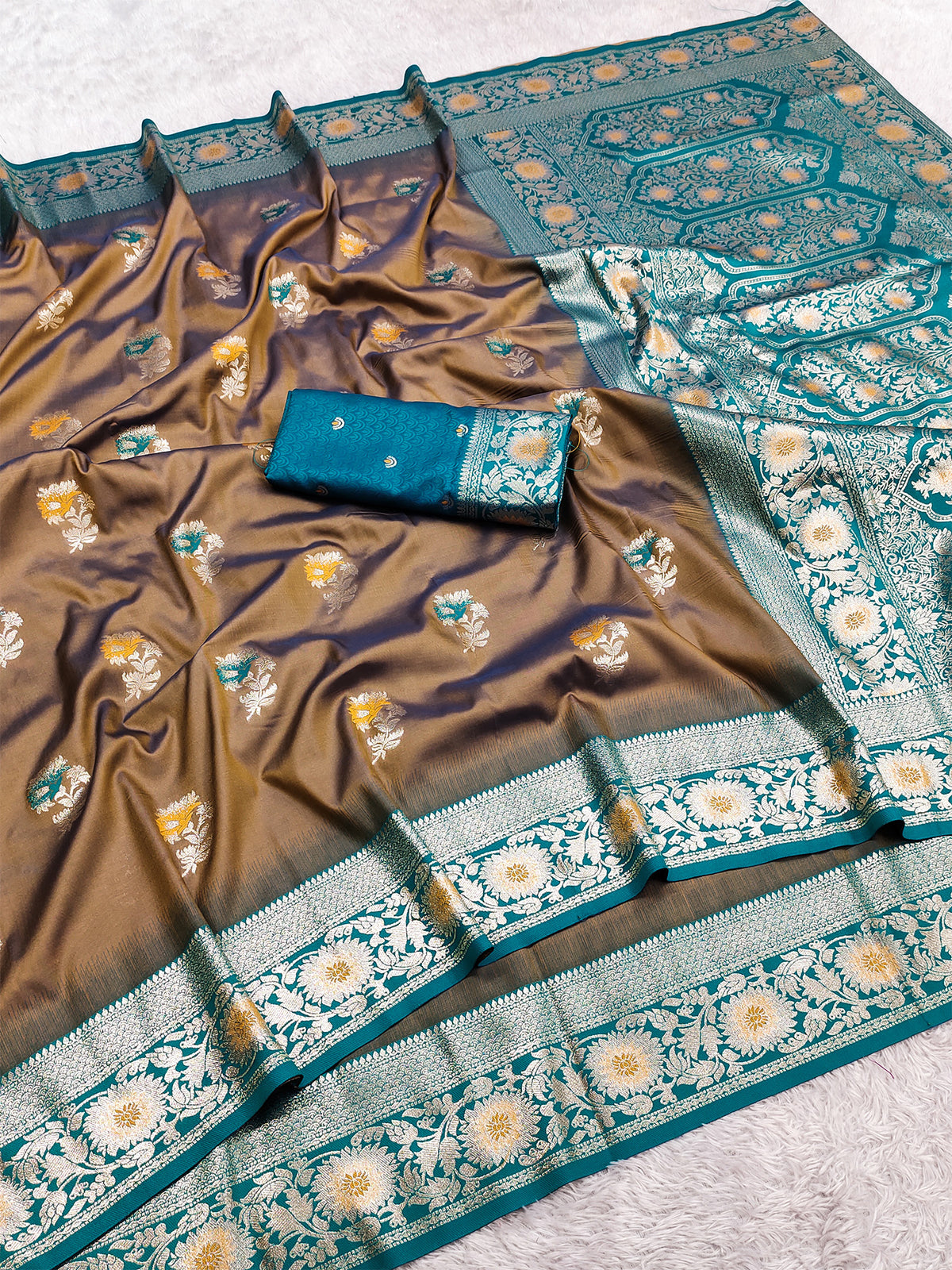 Women's Banarasi Silk Saree With Unstitched Blouse Piece