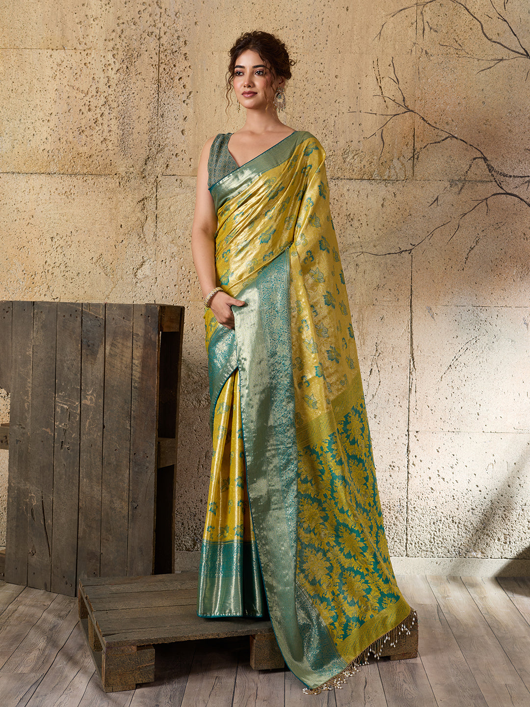 Women's Kanjivaram Silk Saree With Unstitched Blouse Piece