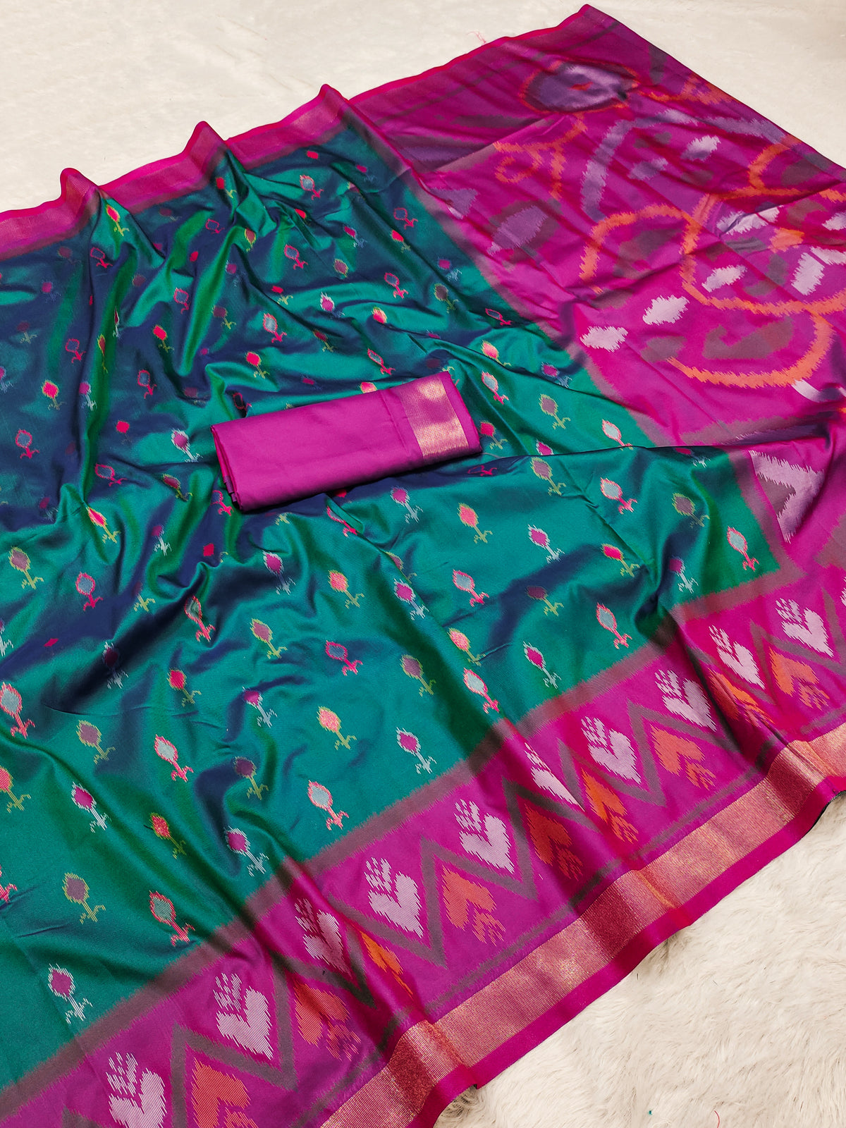 Women's Ikkat Silk Blend Saree With Unstitched Blouse Piece