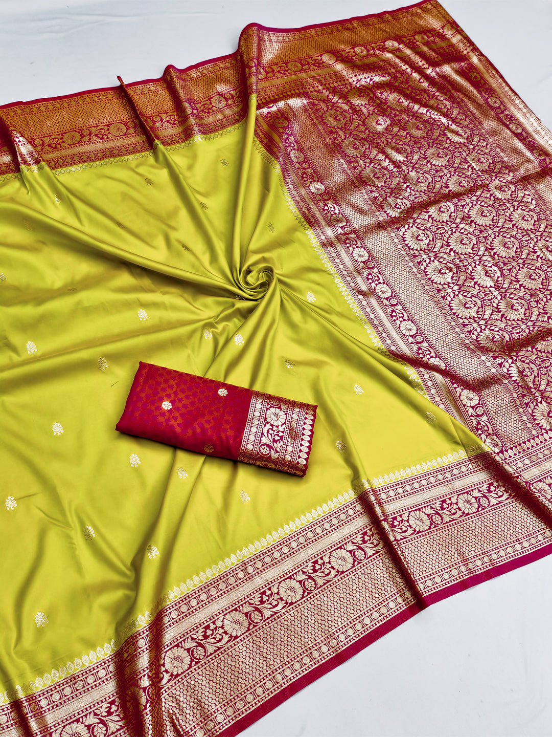 Women's Banarasi Silk Saree With Unstitched Blouse Piece