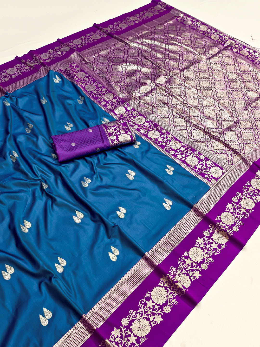 Women's Banarasi Silk Saree With Unstitched Blouse Piece