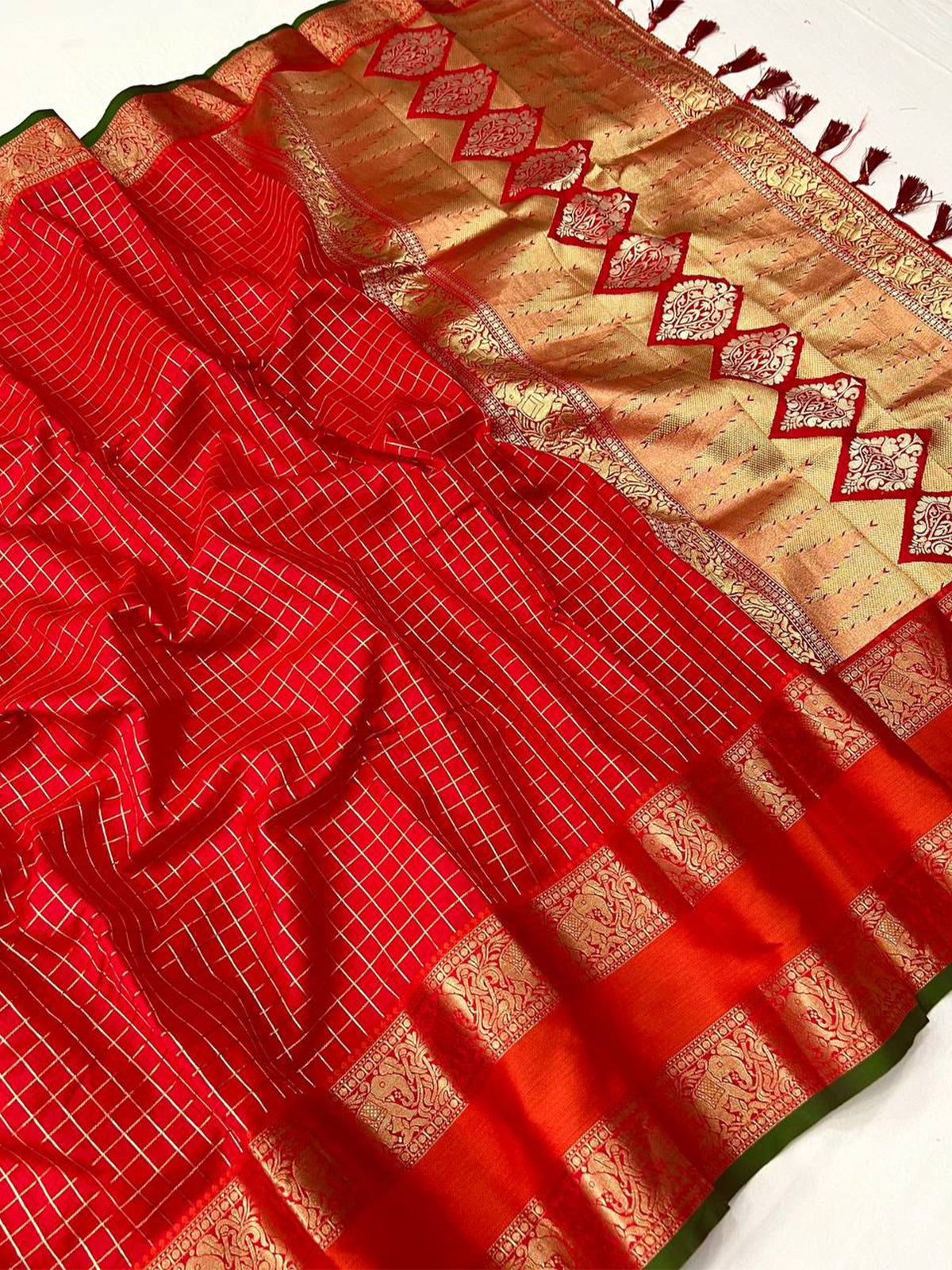Women's Kanjivaram Silk Saree With Unstitched Blouse Piece