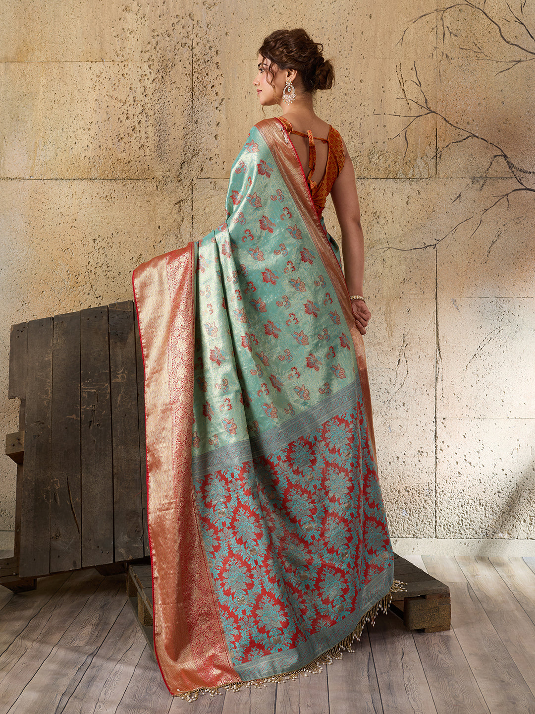 Women's Kanjivaram Silk Saree With Unstitched Blouse Piece