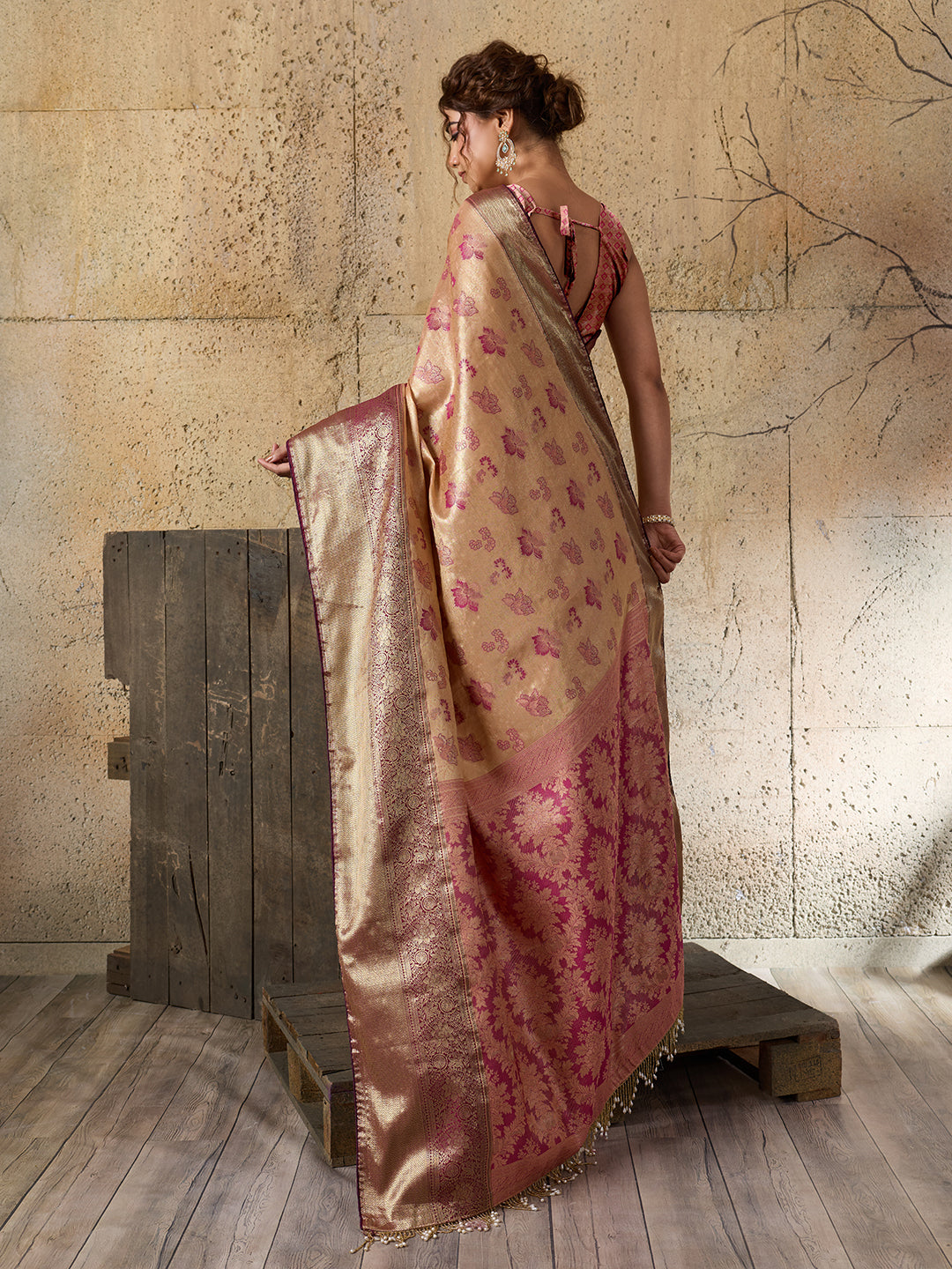 Women's Kanjivaram Silk Saree With Unstitched Blouse Piece