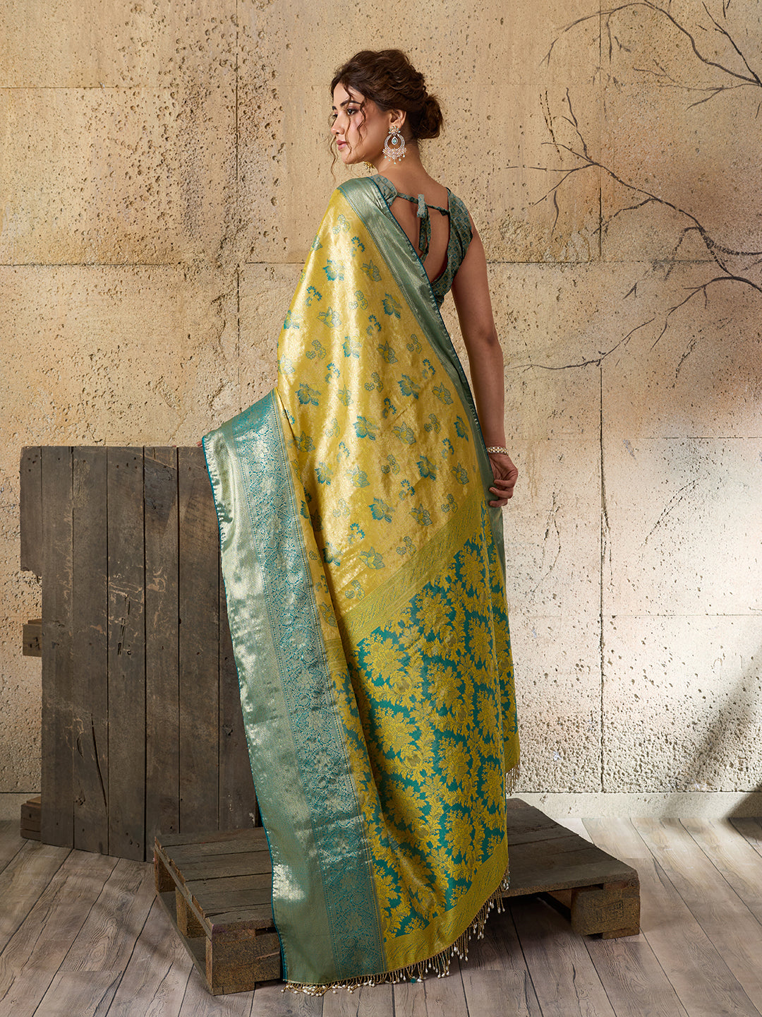 Women's Kanjivaram Silk Saree With Unstitched Blouse Piece