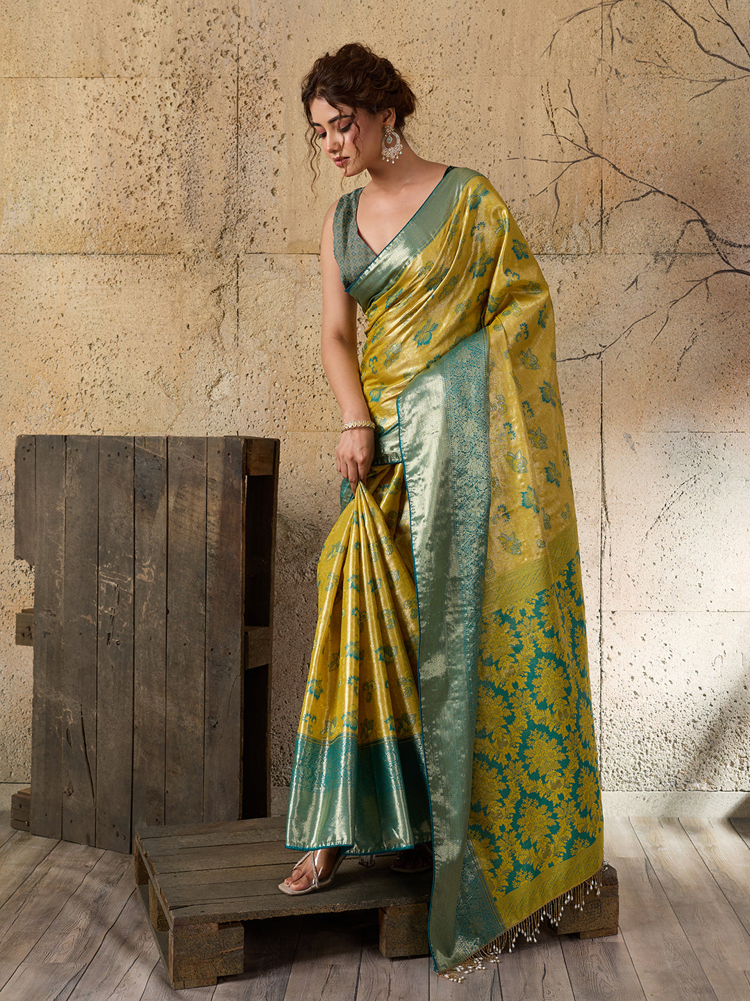 Women's Kanjivaram Silk Saree With Unstitched Blouse Piece