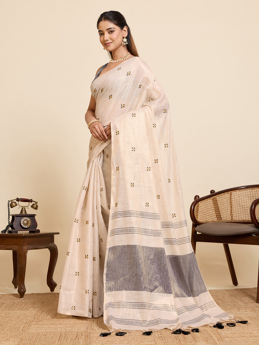 Women's Linen Saree With Unstitched Blouse Piece