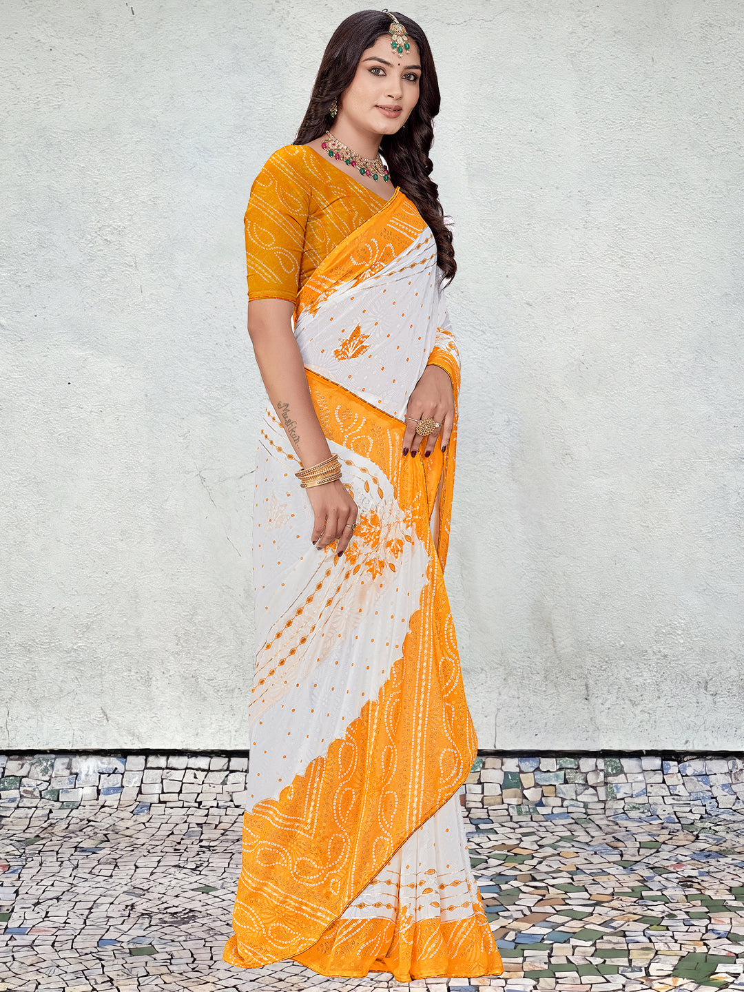 Women's Georgette Bandhani Saree With Unstitched Blouse Piece