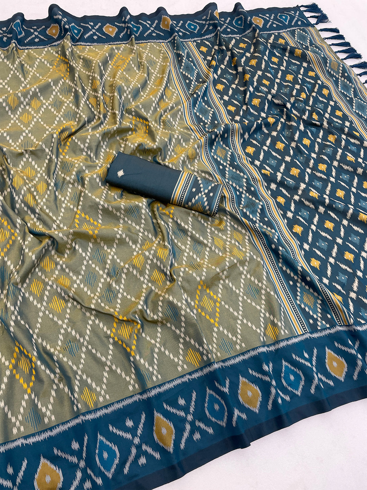 Women's Patola Silk Saree With Unstitched Blouse Piece
