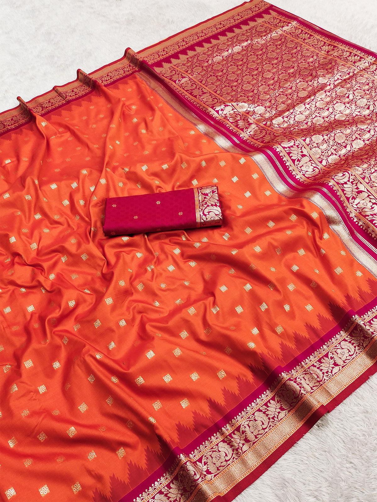 Women's Banarasi Silk Saree With Unstitched Blouse Piece