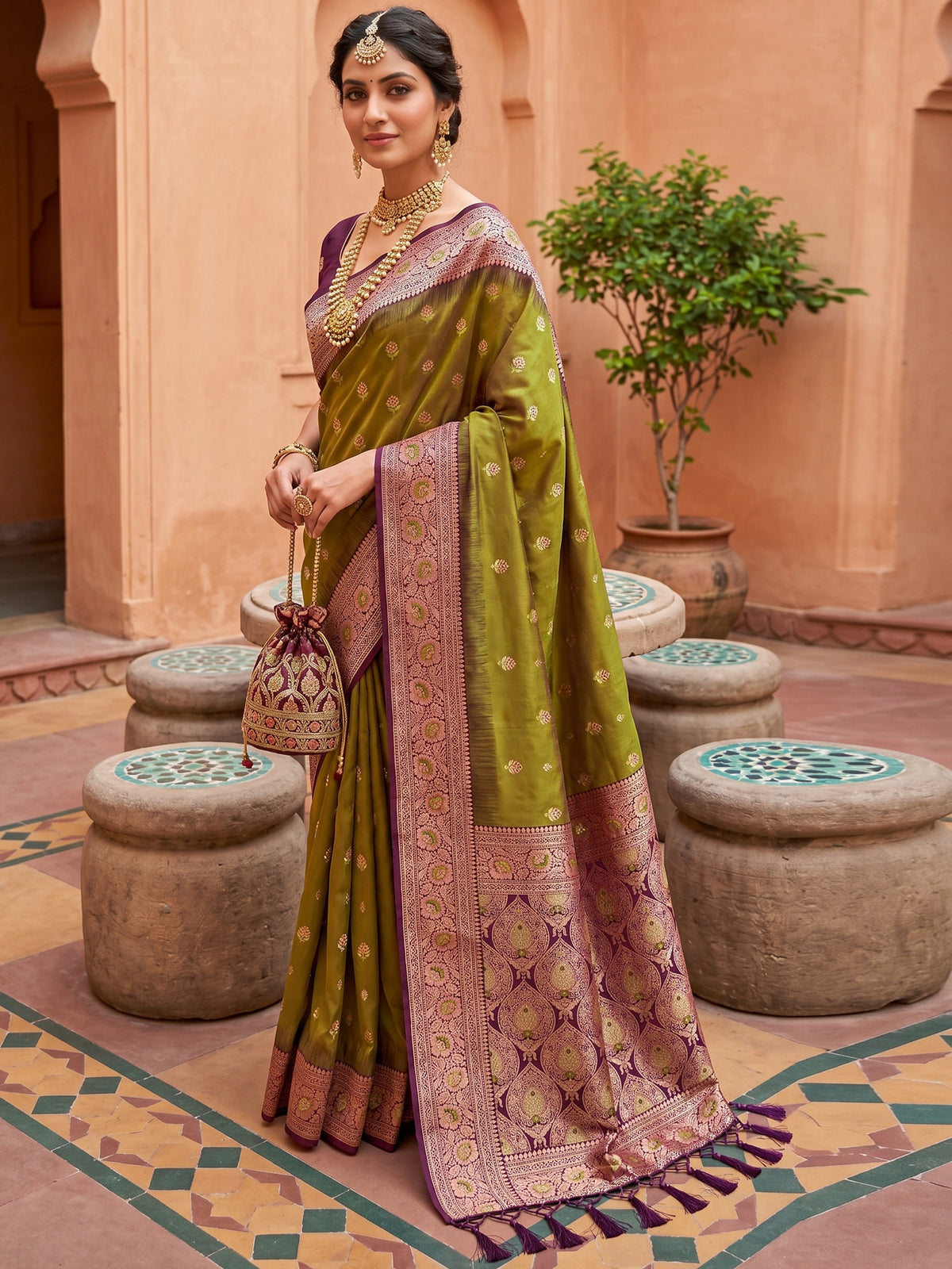 Women's Banarasi Silk Saree With Unstitched Blouse Piece