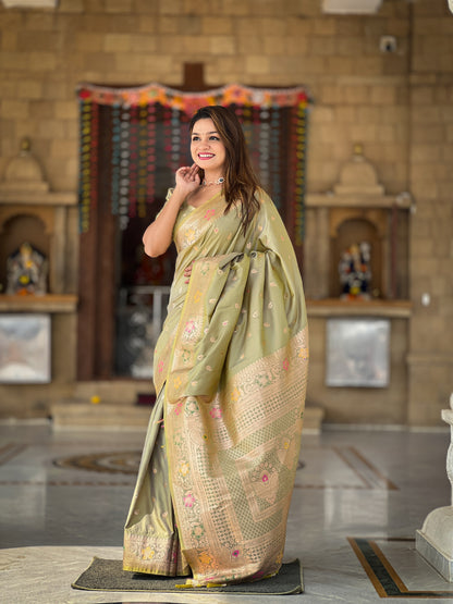 Women's Banarasi Silk Saree With Blouse Piece