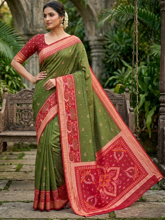 Women's Pochampally Silk Saree With Unstitched Blouse Piece