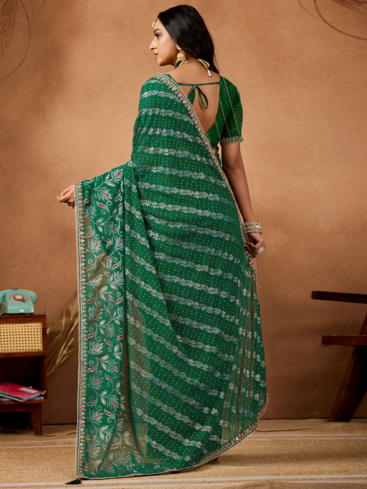 Women's Georgette Bandhani Saree With Unstitched Blouse Piece