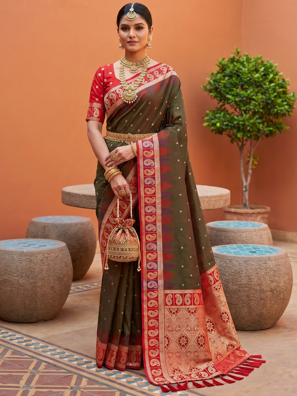 Women's Banarasi Silk Saree With Unstitched Blouse Piece